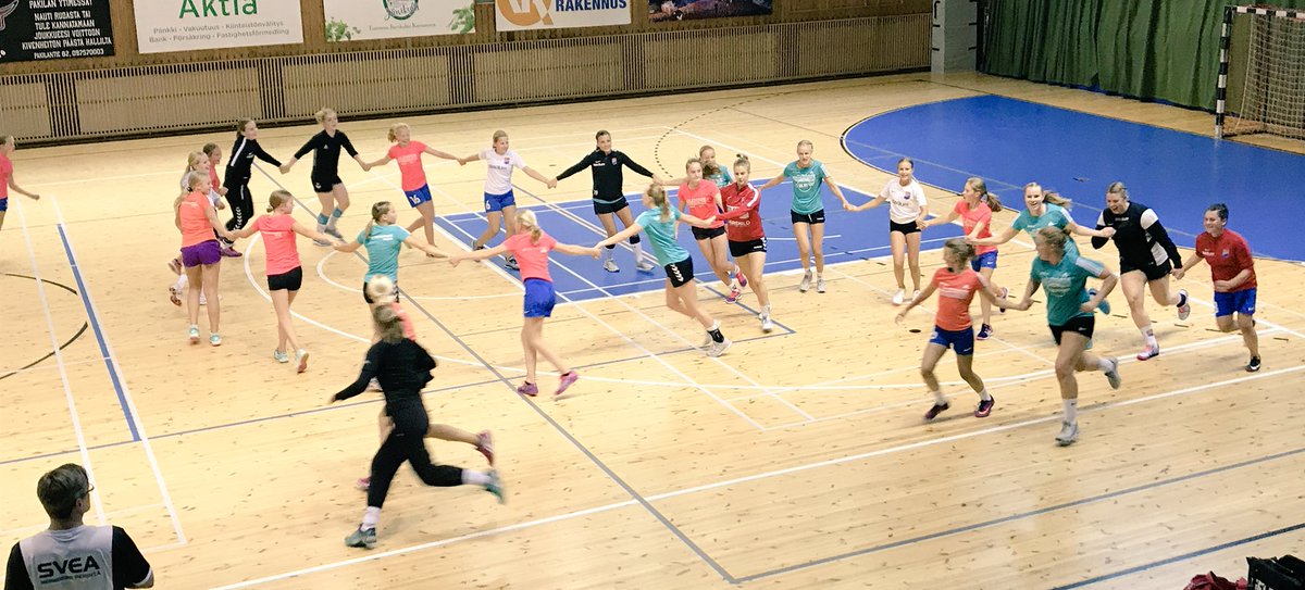 Idag fick vi finfrämmande till träningen då #faniranking vinnarna #F05 tränade med oss. Verkligt duktiga flickor!
💪🏻🔴🔵👍🏻
#AllezDicken