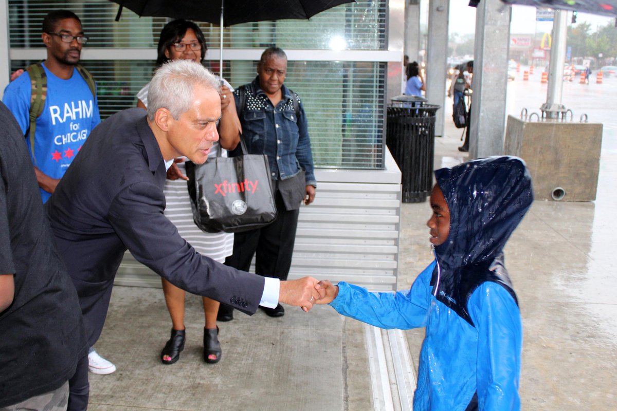 RahmEmanuel's tweet photo. Great morning greeting commuters on Day 1 collecting petition signatures at the 95th St. Red Line Station. Keep a lookout for #TeamRahm throughout Chicago, and please continue to sign our petition sheets! #ChicagoTogether https://t.co/me04KODn7n