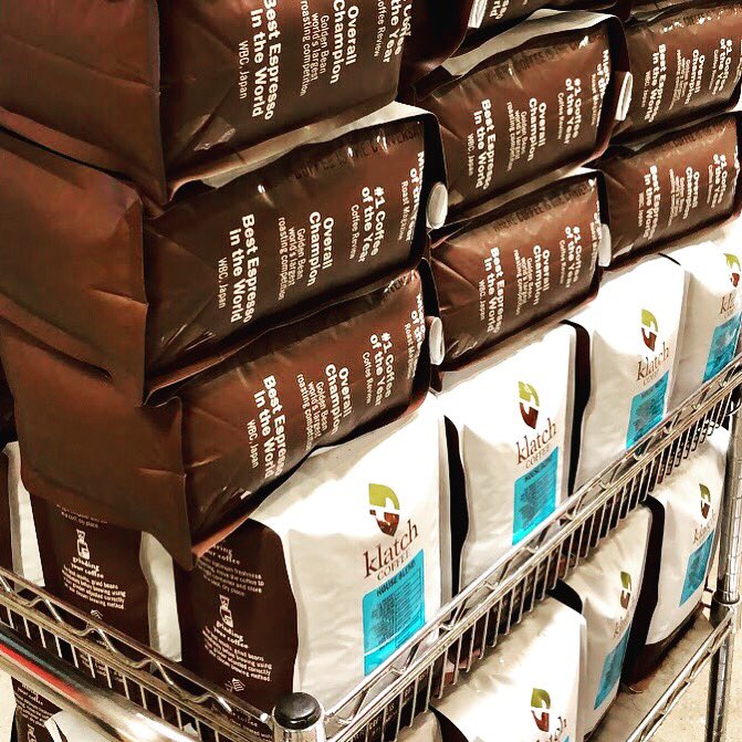 KlatchCoffee's tweet image. Look at that #baggingmachine go! #alwaysimproving #fillerup #klatchcoffee #25years #awardwinning #coffee @plexpackcorp 
.
#jointheconversation #coffeeplease #klatch #coffeelover #butfirstcoffee #coffeeculture #klatchoholics #klatchroasting #coffeeandconversation