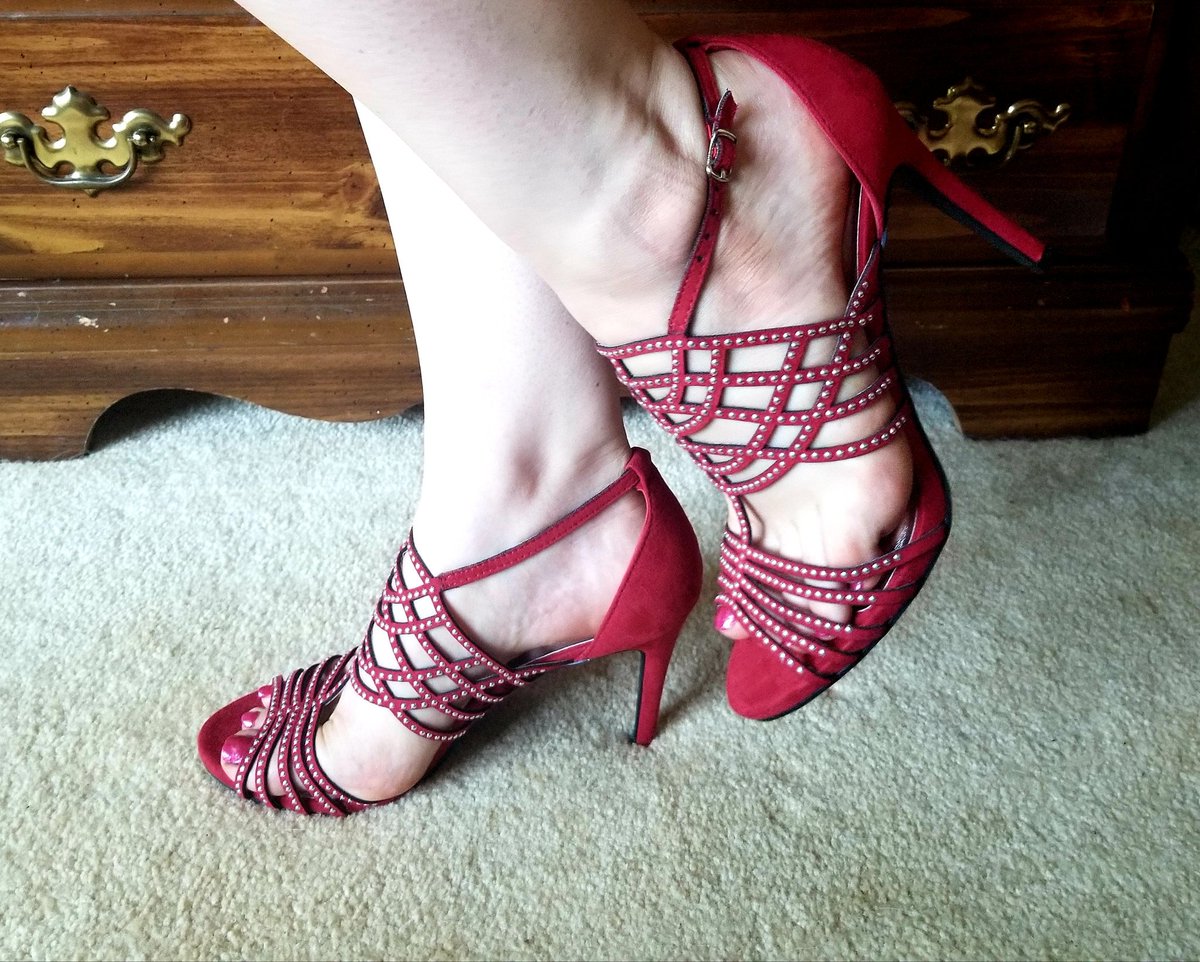 GoddessCCarter's tweet photo. I love these shoes soooo much! I also love towering over the insecure men that cannot handle my height while I wear them 😈
#findom #footworship #heelfetish #feetfetish #footslave #feetworship #toes #toestuesday #goddesslife #BuiltLikeAnAmazon
@RTBAB_ @rtpid https://t.co/mnmXSg8Y5F