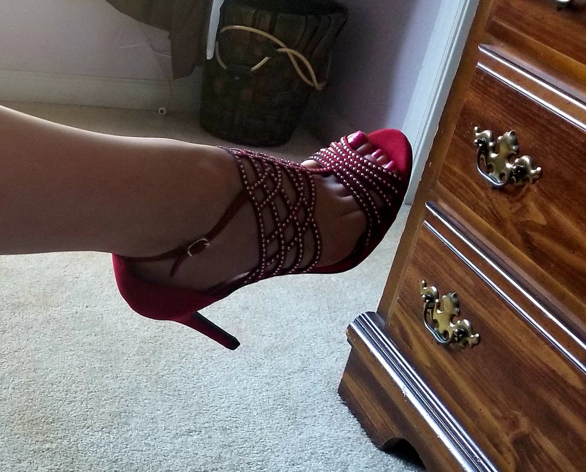 GoddessCCarter's tweet photo. I love these shoes soooo much! I also love towering over the insecure men that cannot handle my height while I wear them 😈
#findom #footworship #heelfetish #feetfetish #footslave #feetworship #toes #toestuesday #goddesslife #BuiltLikeAnAmazon
@RTBAB_ @rtpid https://t.co/mnmXSg8Y5F