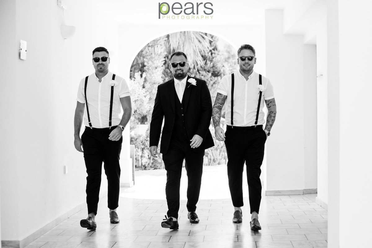 Here come the boys 🕶 #pearsphotography #santorini #santoriniwedding #groom #groomsmen #bestmen