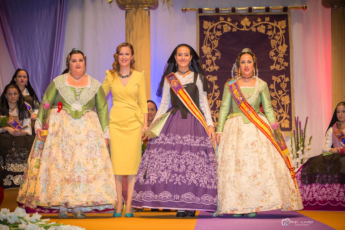 FallaErasUtiel's tweet photo. Nuestros máximos representantes este pasado sábado en la Presentación de la Feria y Fiestas 2018 en el Teatro Rambal de Utiel. Muchísimas gracias a @sergioaramos84 por las fotografías! 📸#feriayfiestas #utiel #laserassiii #mifallamolamas #fentfalla #75aniversario https://t.co/o9GGsZ6j1g
