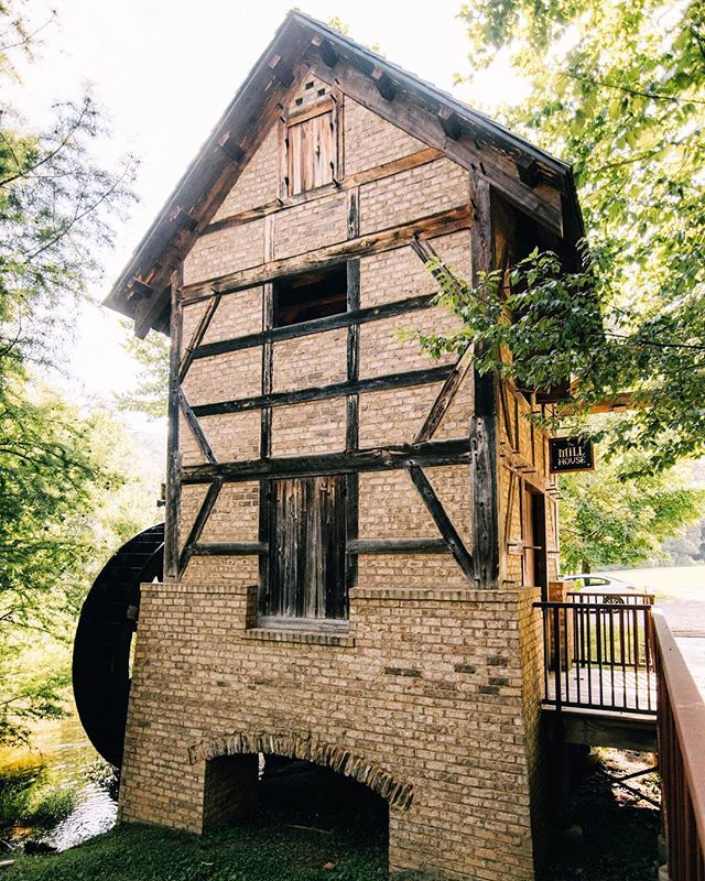 NoogaFirst's tweet photo. The iconic Mill House at @cloudland_station // photo by @clairewphoto #noogafirst https://t.co/DE2CzssIzD