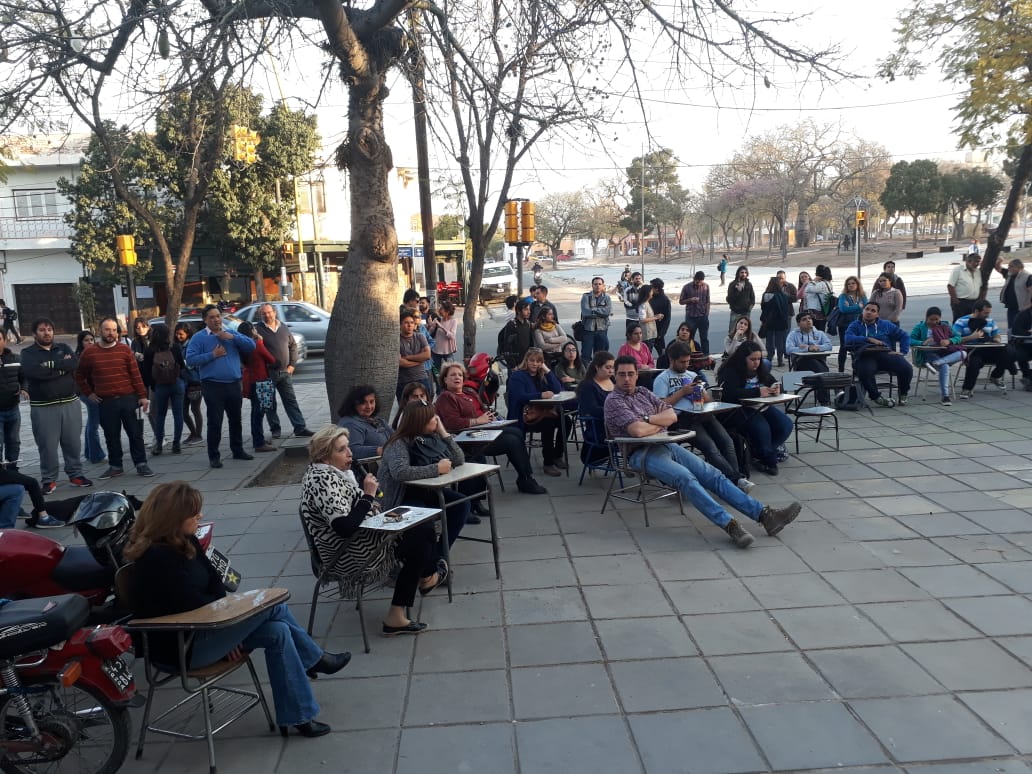 FEDUNArgentina's tweet photo. #ADUNCA: Clases públicas en la UNCa.
#UniversidadesEnPeligro #SinEducaciónPúblicaNoHayFuturo #DefendamosLaUniversidadPublica #LaEducacionNoSeVendeSeDefiende #Endefensadelauniversidadpublica https://t.co/xS5breKuUX