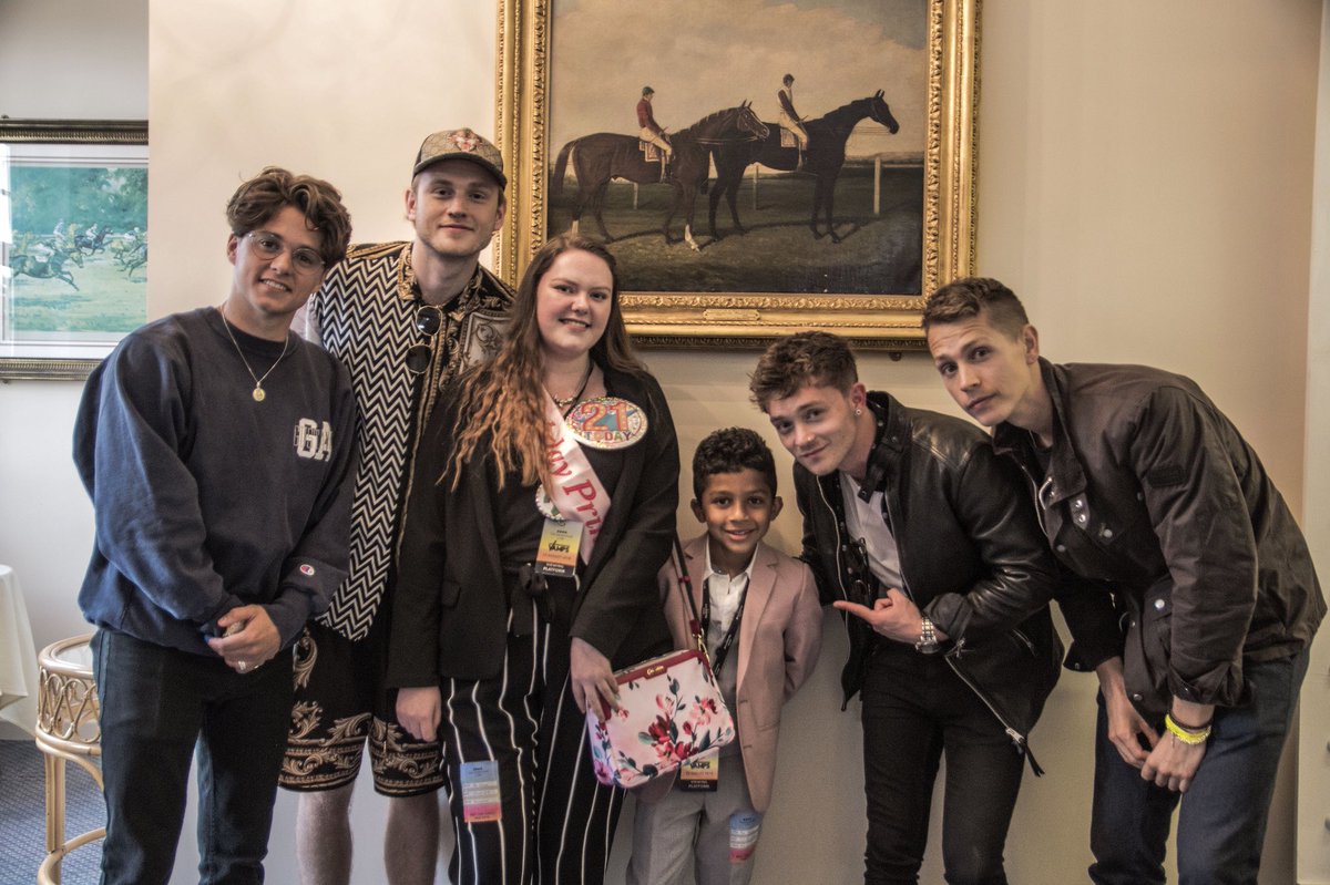 AverageSophie's tweet photo. CANNOT THANK @TheJCLive ENOUGH FOR HELPING ME MEET MY IDOLS! MY PICTURES ARE PERFECT 😍😍😍😭😭😭😭😭😭😭😭😭😭😭😭😭😭😭😭😭 @TheVampsBrad @TheVampsCon @WaddySolomon @TheVampsband @TheVampsTristan @JoeManager @TheVampsJames https://t.co/1cs1issfS9