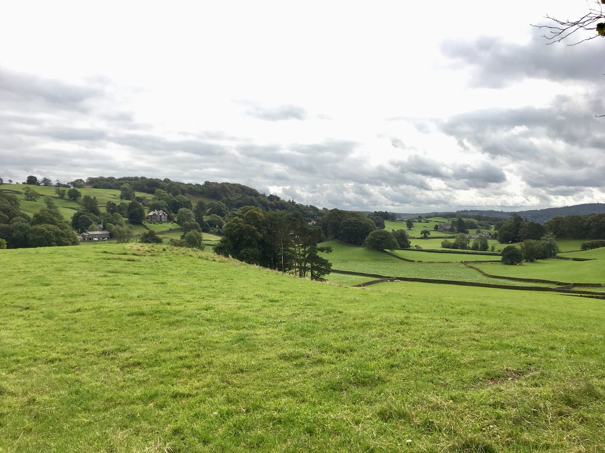 GalleryFake4's tweet photo. ニアソーリー村にあるピーターラビットの作者・ポターの家、Hilltop Farmを見学後、丘の上にある小さな湖へ。その道がロビン天国でした😍
その湖で、ポターさんが夏の夕食後、旦那さんとボート遊びをしていたそうです。素敵
#Hilltop
#湖水地方
#MossEcclesTarn https://t.co/vWzHjr4tQO