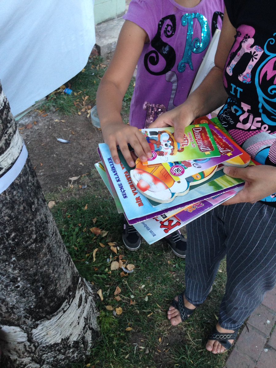Dikmen Ahmet Arif Parkı'nda çocukların kitap takası devam ediyor.Kitap ağaçları hiç kitapsız kalmıyor.En çok kız çocukları kitap alıyor kitap getiriyor.Çocuklarn kitap takasını gelin birlikte büyütelim