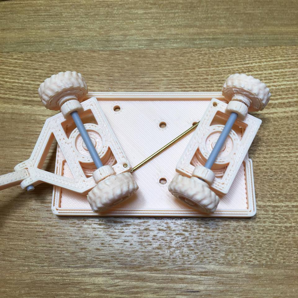 nishimu_rider's tweet image. 人形製作の近況〜 ガイコツカー用のトロッコを製作中。前輪と後輪を真鍮線で斜めに連動させてあるので、小回りも可能に。（実車の牽引台車を参考にしました〜。） #fusion360  #UPmini2 #デザインフェスタ