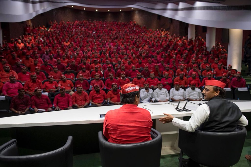 yadavakhilesh's tweet photo. लोहिया वाहिनी की युवा शक्ति के साथ... ये आने वाले कल की दस्तक है. https://t.co/bUWYlsuHZQ