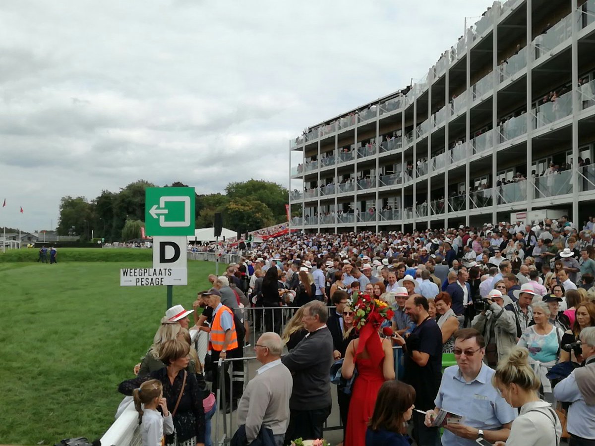 Al aardig wat volk op #WaregemKoerse - Joy Rider wint de eerste #drafkoers. Tot straks #livetv <a href="/FocusWTV/">Focus & WTV</a>