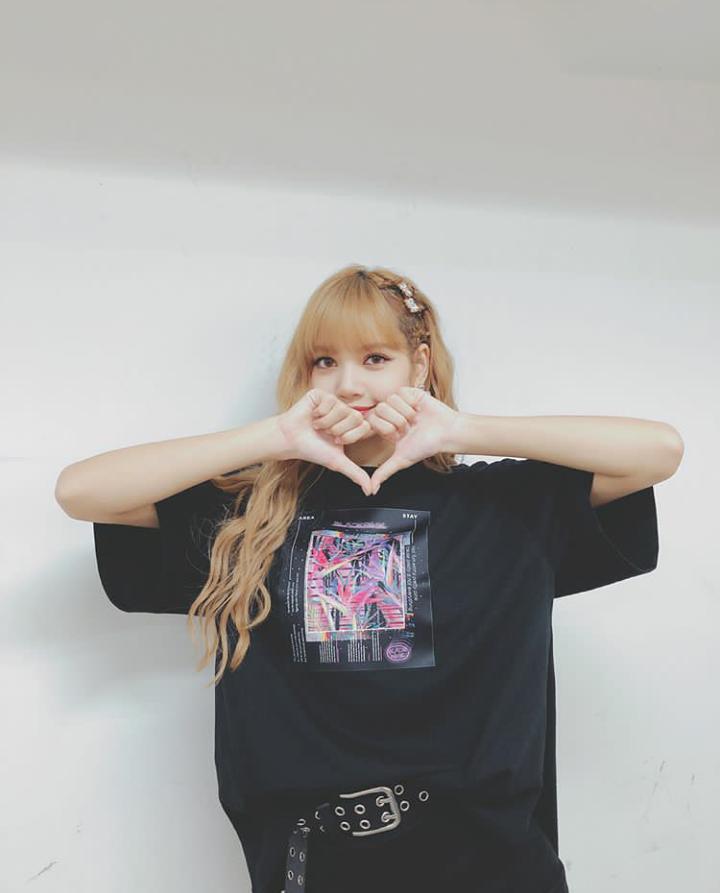 LISA_BLACKPINK's tweet photo. Hello everyone!
Lalice Manobal aka Lisa speaking! 🤗
Please take care of me!
😗
https://t.co/TWnpDvd2sU