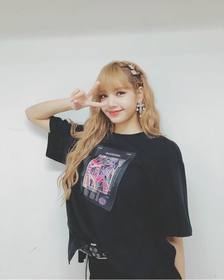 LISA_BLACKPINK's tweet photo. Hello everyone!
Lalice Manobal aka Lisa speaking! 🤗
Please take care of me!
😗
https://t.co/TWnpDvd2sU