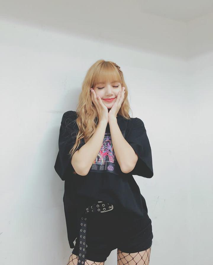 LISA_BLACKPINK's tweet photo. Hello everyone!
Lalice Manobal aka Lisa speaking! 🤗
Please take care of me!
😗
https://t.co/TWnpDvd2sU