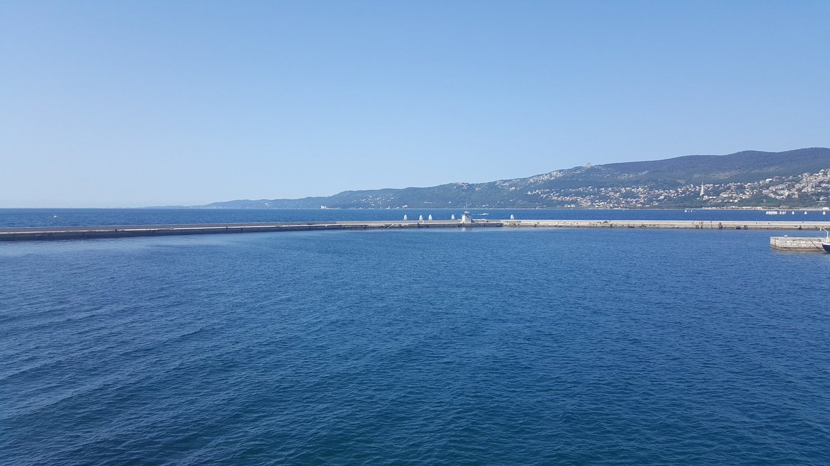 proxecco's tweet photo. Martedì, pausa lavoro..#Trieste #normale #tocio #spiace 🚀🌞🌞 https://t.co/QezZ7OyKJw