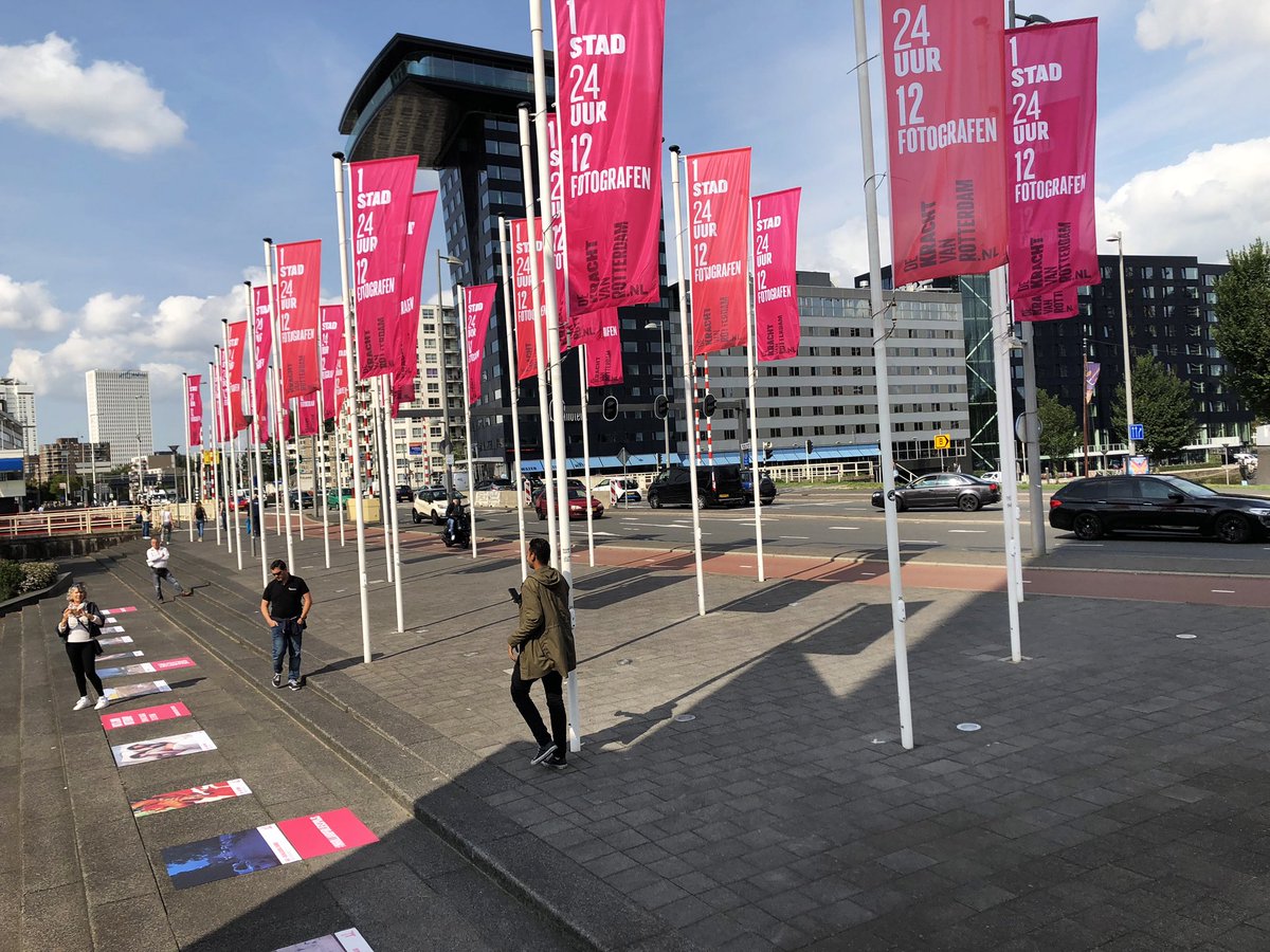 Kijk nou, de overzichtsexpo van #Dkvr18 op de stoep van de <a href="/Vlaggenparade/">Vlaggenparade R'dam</a>! Wat is jouw beeld van deze editie? #scannenisstemmen #inhollandpublieksprijs Foto: #Joycedevries