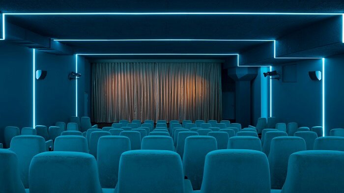 #DelphiLUX, Cinema by Batek Architekten + Ester Bruzkus Architekten: thephotophore.com/delphi-lux-cin…
