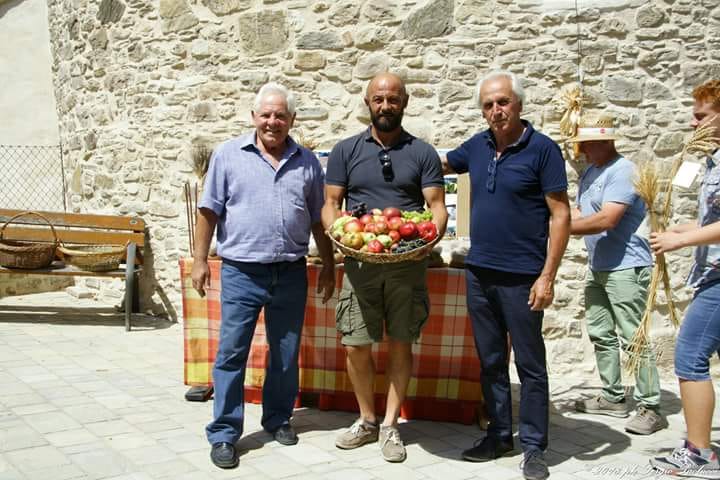 PerugiaFlower's tweet photo. Il primo espositore che vi presentiamo è #VivaiIlSorbo, presente dal 15 al 16 settembre durante #PerugiaFlowerShow!

Antonio Santini, titolare dell’azienda, dal 2002 si specializza nella ricerca di antiche varietà da frutto. https://t.co/DexDJUYASr