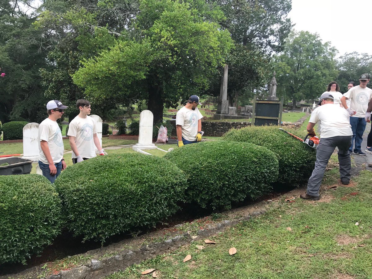 BerryCollegeFYE's tweet photo. First-Year Service Day was a huge success! Among the many groups of students serving in the Rome community was Dr. Gallagher's class pictured below, cleaning at the Myrtle Hill Cemetery https://t.co/Pv436WRGt3