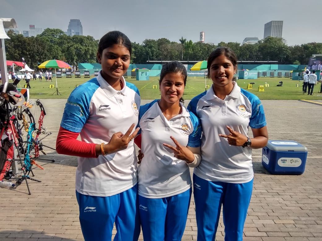 Flyingbirds18's tweet image. Congratulations to #CompoundArchery team of #MuskanKirar #MadhumatiKumari and #JyothiSurekhaVennam for bagging #Silver 🥈in #AsianGames2018! #ProudMoment #IndianArchery