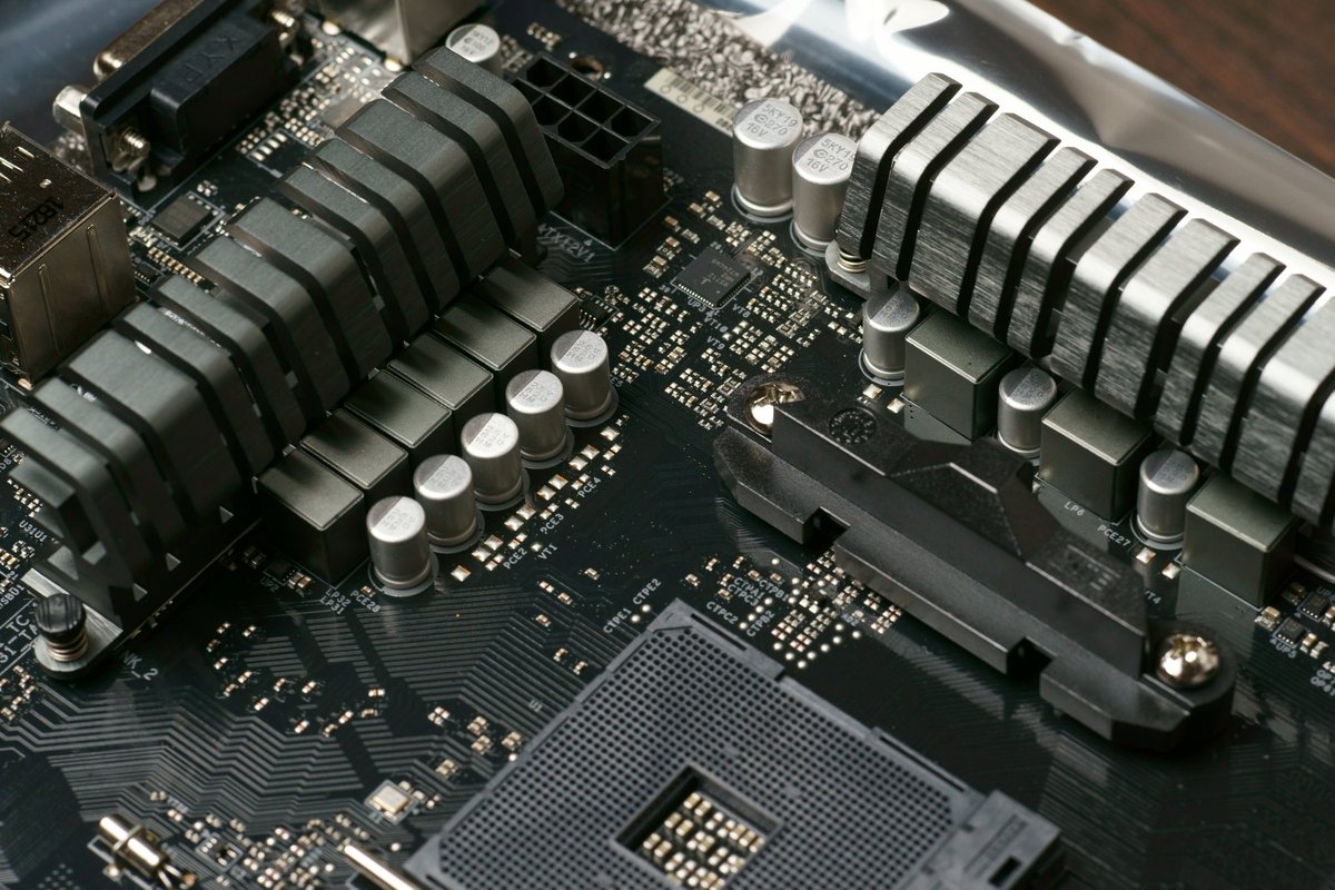 b4rskbe5's tweet photo. 自作するPCの部品紹介。
ASRock の B450 Pro4 です。
AMD の Ryzen 2000番台の CPU に対応したミドルレンジのチップセット搭載のマザーボード。
電源部にはESRが低く周波数特性の良い固体電解コンデンサを採用。
https://t.co/wzCAdRIXgt
#asrock #b450 #pro4 #ryzen2000 #マザーボード #自作PC https://t.co/z8jB7HM8dx