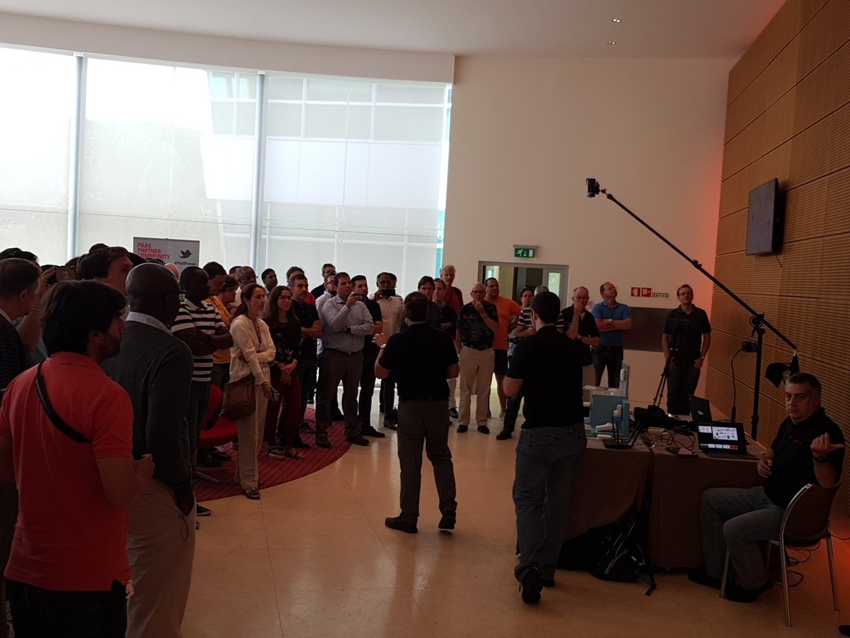 manuelcprosa's tweet photo. Oracle #WEDO great live demo with a bunch of Oracle Cloud Services #PaaSSummercamp https://t.co/7hmuVpuEjk