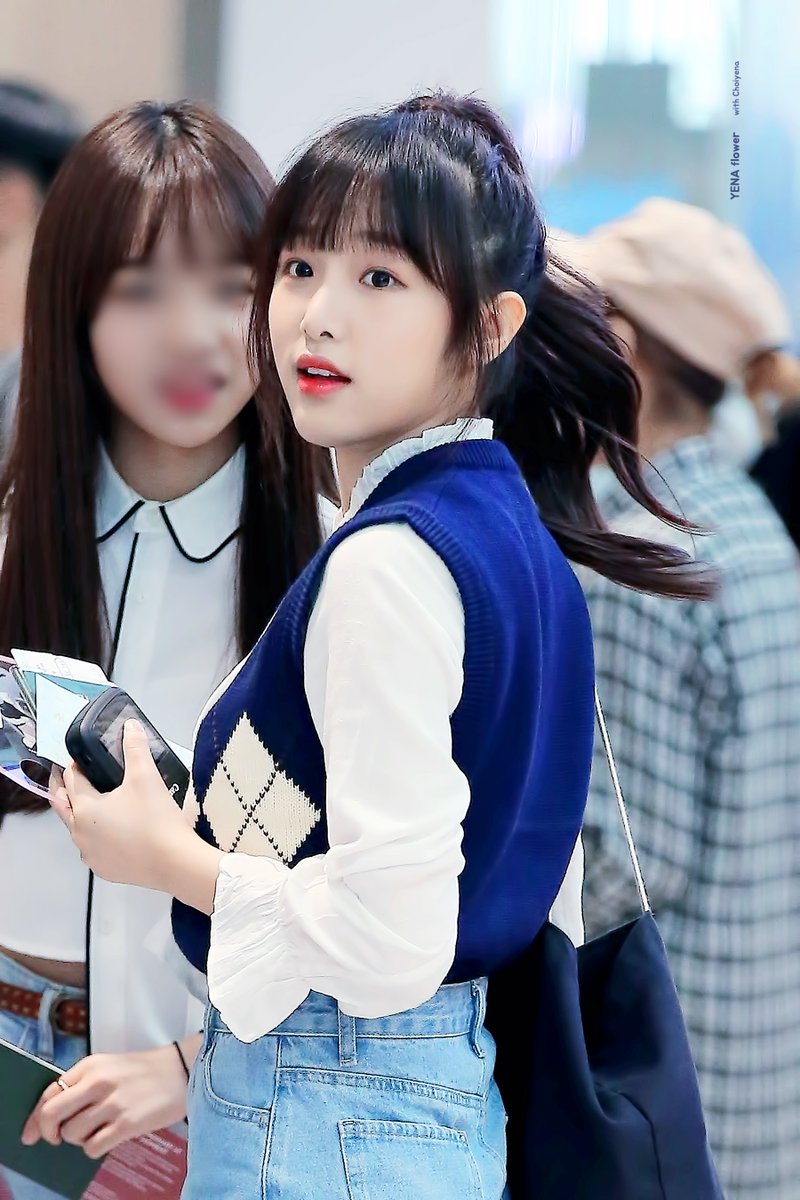 yenagif's tweet photo. 180826 ICN 출국
#최예나 #프로듀스48

예나야 하고 불렀다 https://t.co/sh2zkuJtup