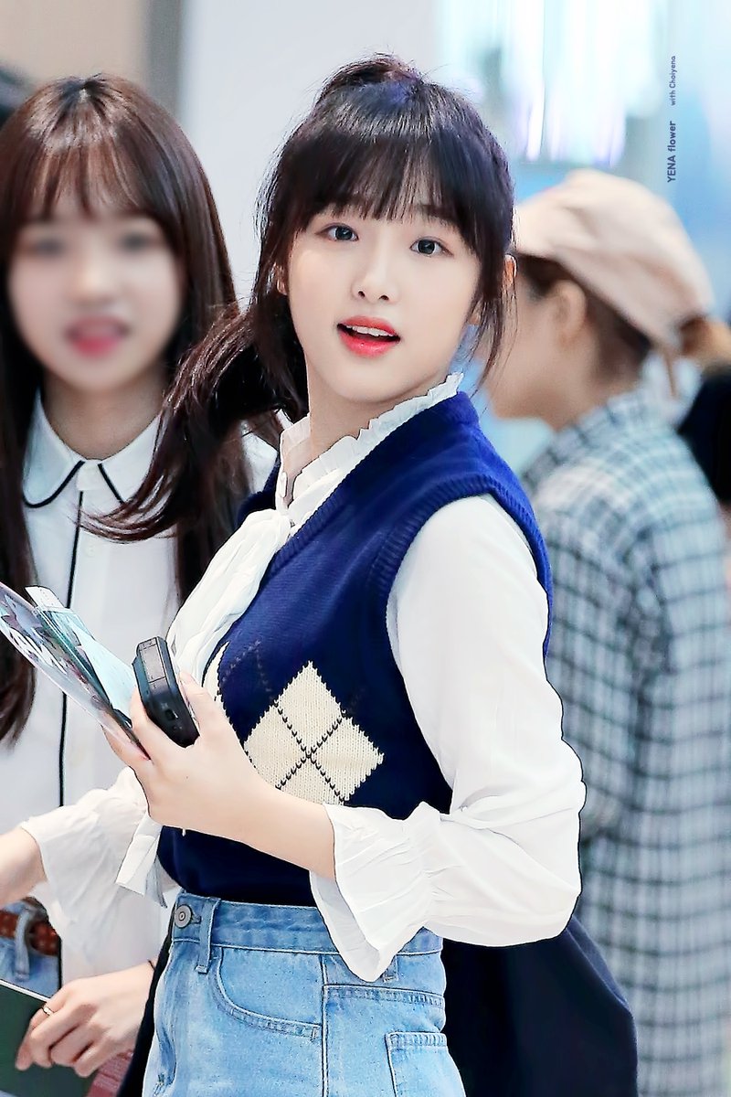 yenagif's tweet photo. 180826 ICN 출국
#최예나 #프로듀스48

예나야 하고 불렀다 https://t.co/sh2zkuJtup
