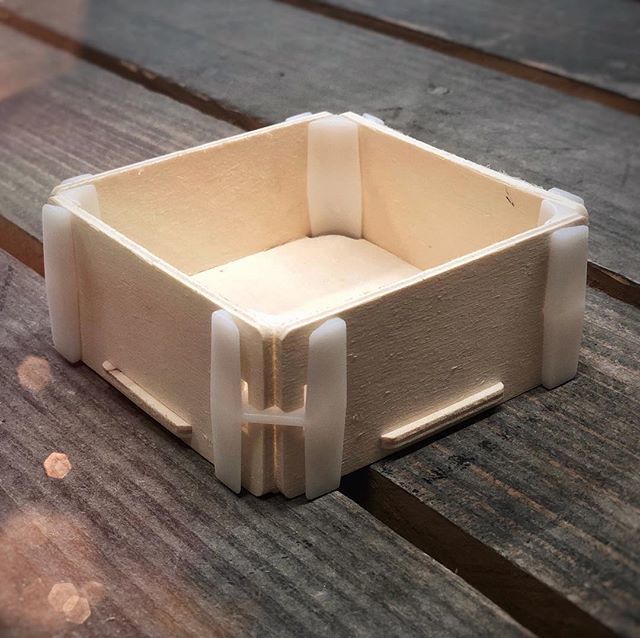 sinclabox's tweet photo. Nuestra cajita sin tapa 10x10x4, disponible con esquineras blancas, negras o en bioplástico 🧡 #cajassinclavos #cajasdemadera #sinpegamento #sinadhesivo #singrapas #cajas #complementos #bisutería #aceite #vino #cerveza #licores #queso #paté #foie #embutidos #fruta #verdura #g… https://t.co/Qw4ne25dCL