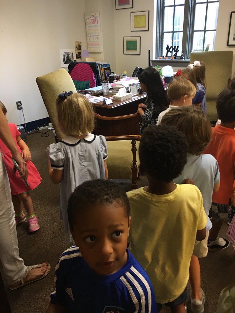 Looking for the gingerbread man in miss Rhonda’s office! Oh No! He’s not there!@KAnderson_PreK #trinitylearns