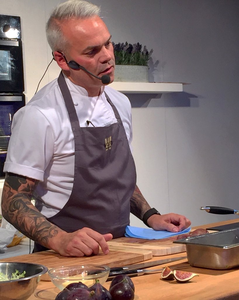 np_jennings's tweet photo. 📸 @SimonJWoodUK of @WoodRestaurants at @BoltonFoodFest / 26.August.2018 🍽 As part of ‘Sunday Club’ we saw the @MasterChefUK winner compete in a ‘Ready Steady Cook’ Vs style cook-off challenge against @NuttersOfficial
.
#boltonfoodfest #simonwood #andrewnutter #celebritychefs https://t.co/To8VY3WlCF