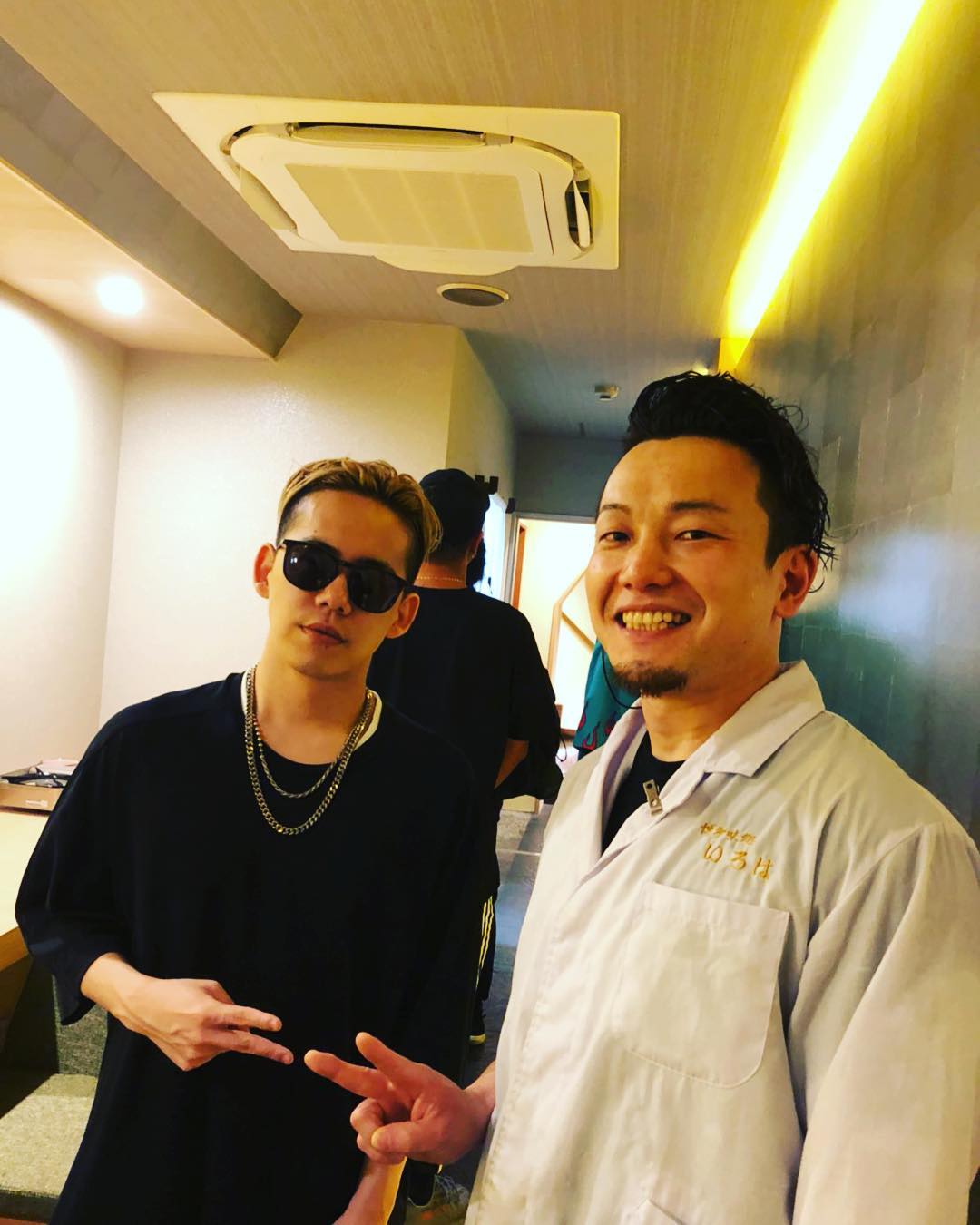 Wildwing 昨夜はいろは北新地店に 清水翔太 さんが食べに来て下さいました 一緒に写らせてもらってるのは新地店店長 三好です どう考えても顔のデカさが違う 笑 清水翔太 北新地 芸能人 有名人 博多 宗右衛門町 梅田 水炊き すき焼き Wildwing 昨夜はいろは北新地店に 清水翔太 さんが食べに来て下さいました 一緒に写らせてもらってるのは新地店店長 三好です どう考えても顔のデカさが違う 笑 清水翔太 北新地 芸能人 有名人 博多 宗右衛門町 梅田 水炊き すき焼き