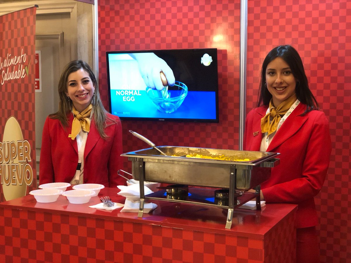 eseceuy's tweet photo. Acompañando a #superhuevo en el evento de #retail2018 🐣 #ESECE #comunicacionactiva https://t.co/0G88LgdhCP