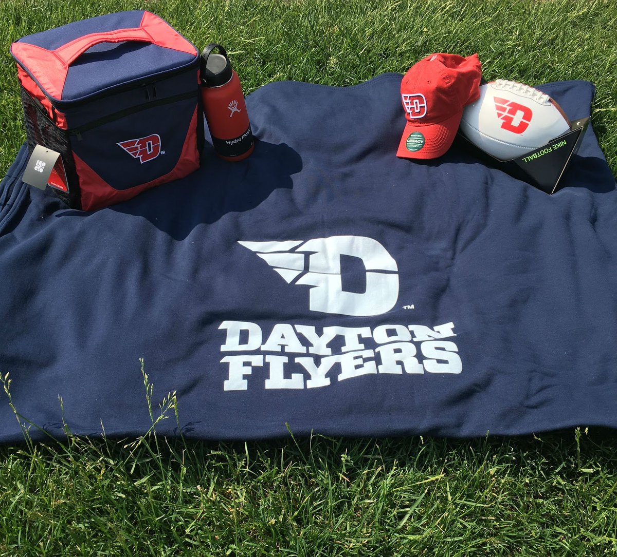 UDRetailOps's tweet photo. It is National Eat Outside Day! Pack up your coolers and join some friends outside for some nice August weather! #UDBookstore #DaytonFlyers #FlyingD #CoolerBag https://t.co/uqca0dmN7N