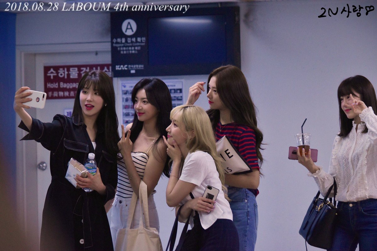 zn_sarang's tweet photo. 오늘이 가기전에...앞으로도 언제나 우리 라붐 화이팅!

#LABOUM4thBIRTHDAY #LABOUM #라붐 #유정 #소연 #지엔 #해인 #솔빈 https://t.co/AC5ArfmJvi