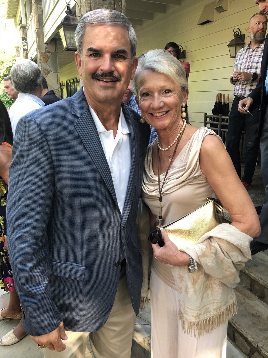 charlie_koon's tweet image. I always enjoy hanging out with this classy lady!  @momatate you are a Rock Star!!
@LeadershipTN #classVI