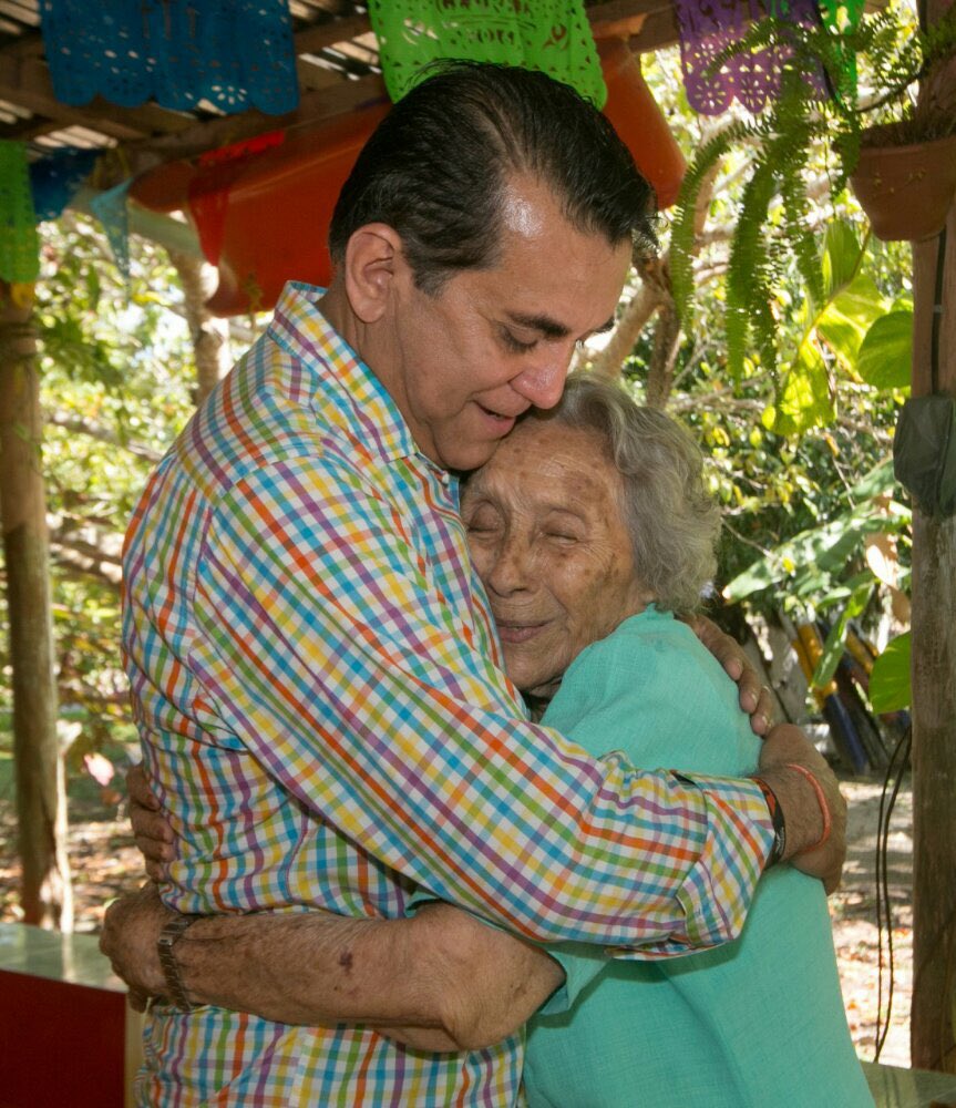 MiguelRamonSII's tweet photo. Hoy en el día del abuelo, agradezco al creador permitirme tener la guía espiritual de mi abuela, que con sus bendiciones me fortalece y con sus palabras me guía. A todos mis amigos que como yo, tenemos la bendición de ser abuelos; felicidades. https://t.co/FC1LoNcyws