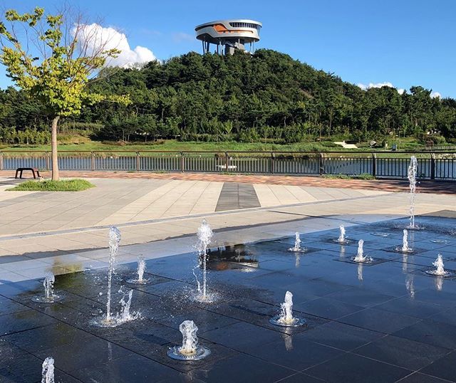 Walking by this water show on my way home from work 📚🍈
.
.
.
.
#wander #travellife #lovelife #visualsoflife #discoverearth #agameoftones #amongthewild #waterfountain #observatory #mountains #ourplanetdaily 
#roamtheplanet #southkorea #koreanlife #asi… ift.tt/2MY5Q5p