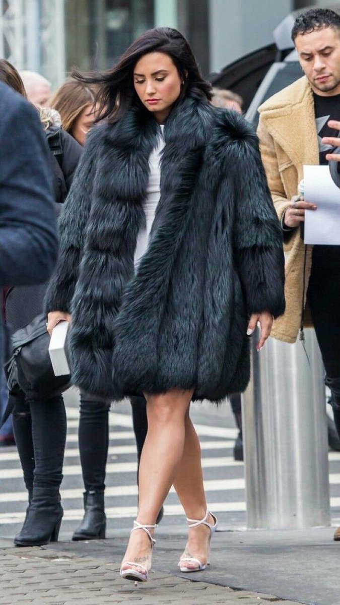 Demi Lovato as pocket pussies: a thread