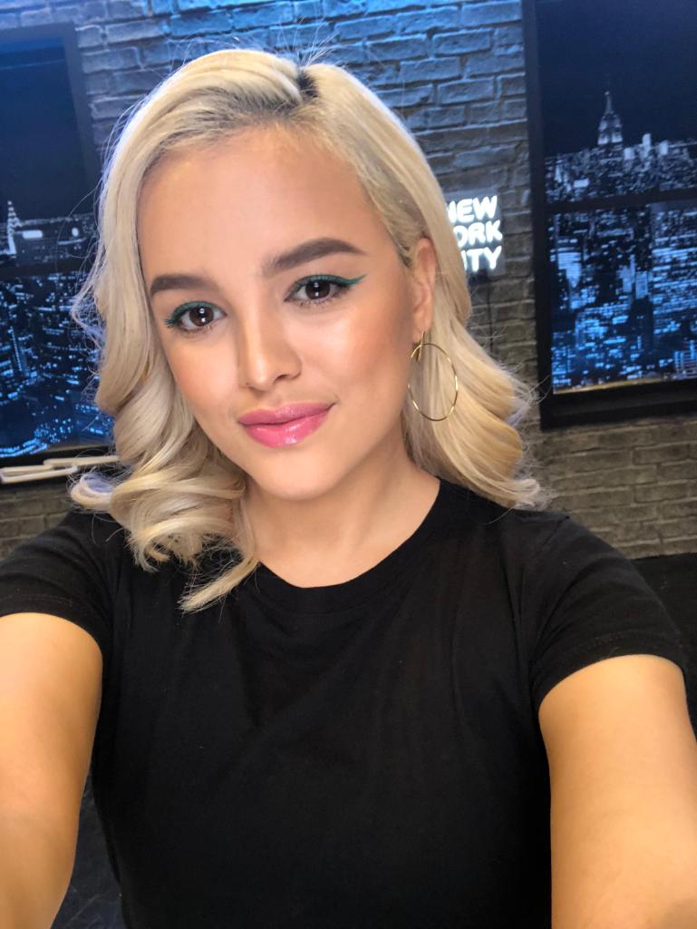 Maybelline's tweet photo. Instead of a classic black wing, try a more playful look like applying a colorful liner on lids. See how @CassidySecrets does it using our #expertwear eyeshadow mono in 'teal the deal' >> https://t.co/DIQMiOdN0c. #mnymakeuplikethis #mnyitlook https://t.co/uU9IAT9TDM