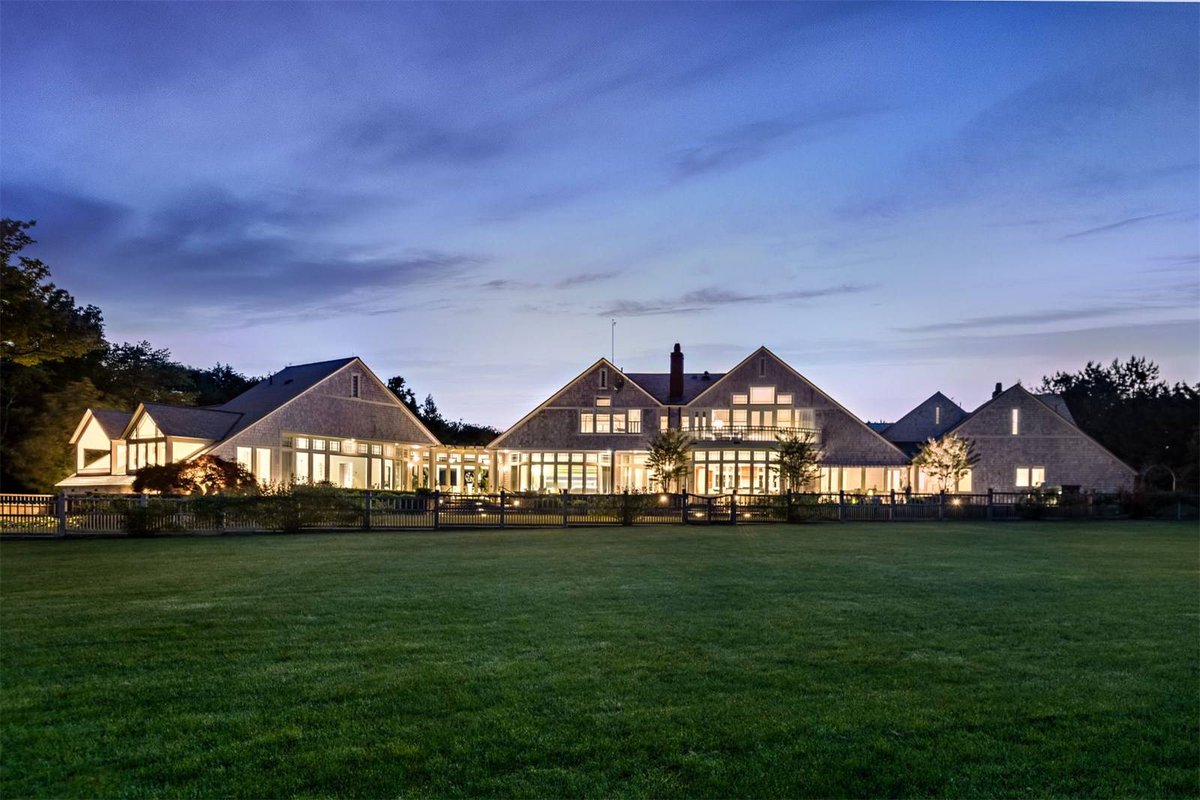 Extraordinary Property of the Day: Grand Oceanfront Mansion in Jamestown, Rhode Island @MottChace #EPOTD s.sir.com/2MvyoUI