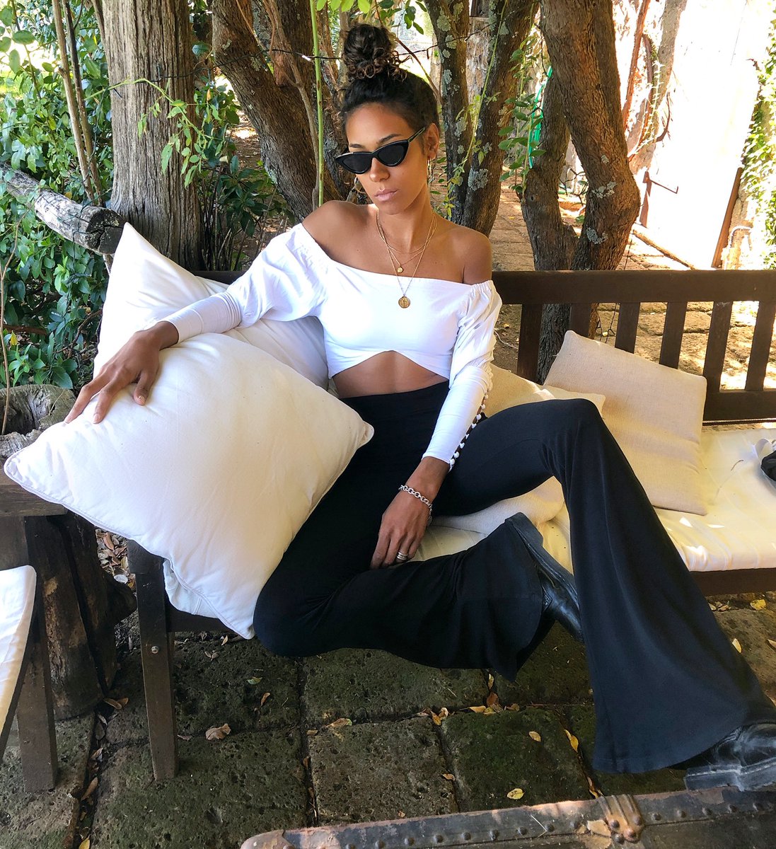 jiajiaboutique's tweet photo. PILLOWTALK💬 #jiajiaboutique
PUFFY #offshoulder croptop & #modandjo Gold #jewelry • SHOP NOW & use code BANKHOLIDAY to get 25% OFF
#ootd #styleinspo #stylecrush #style #trendy #goldjewelry #croptop #bohochic #lifestyle #itgirl #celebstyle #streetstyle #fashionweek #pillowtalk https://t.co/kpux00vtII