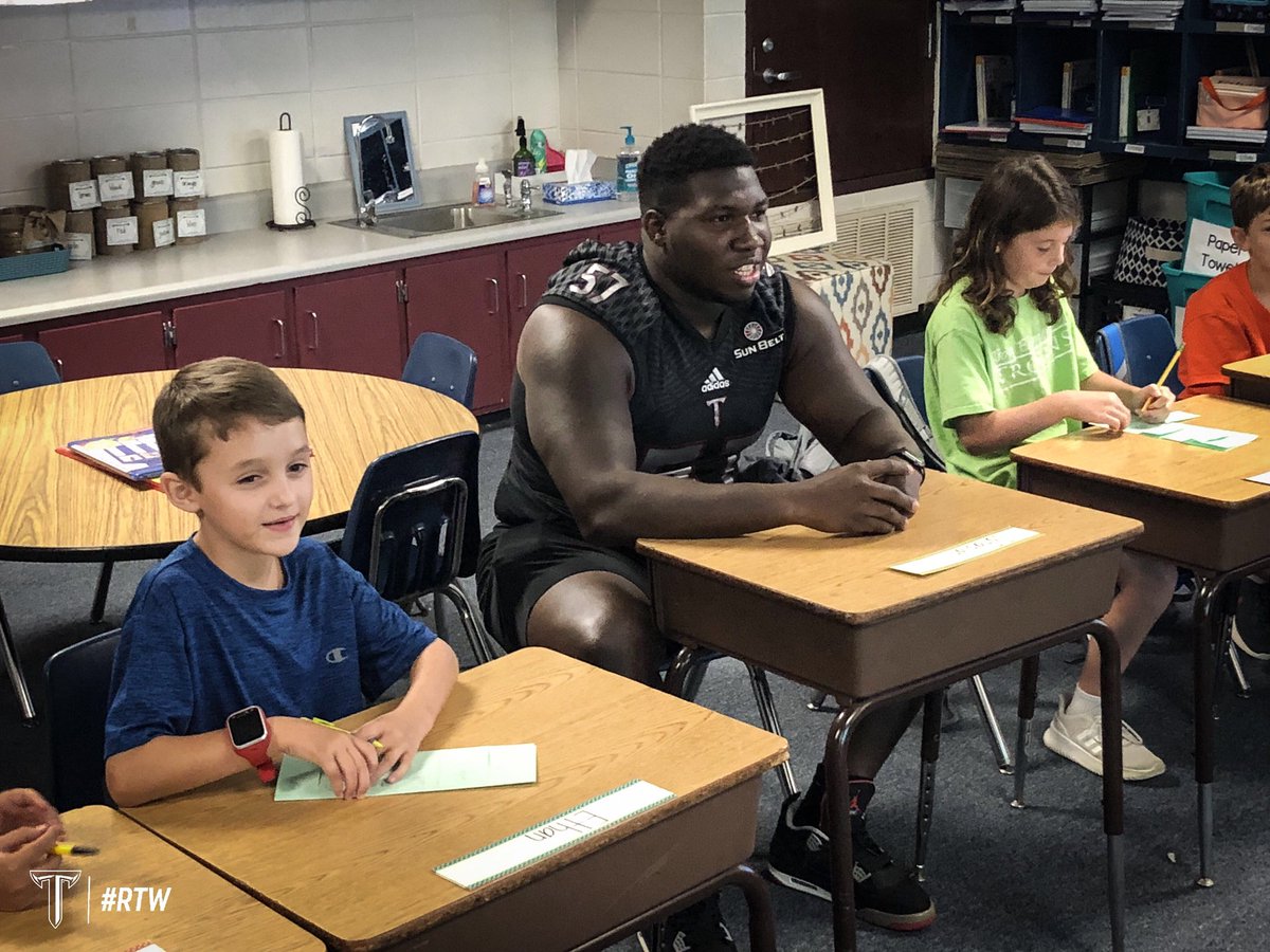 TroyTrojansFB's tweet photo. Had a great time at @TroyElementary1 today to celebrate @CFPExtraYard 🍏
#RTW #OneTROY https://t.co/Of5rRg7Vh3
