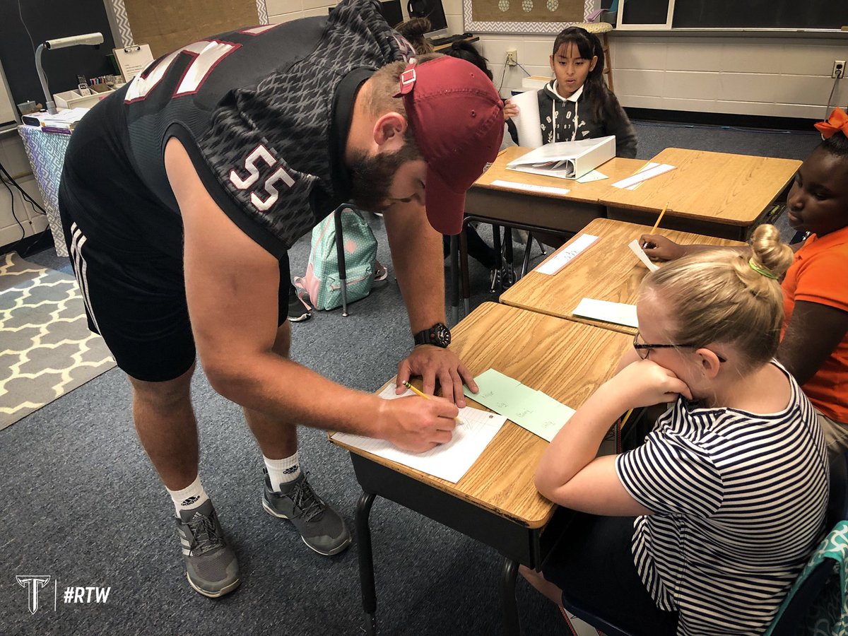 TroyTrojansFB's tweet photo. Had a great time at @TroyElementary1 today to celebrate @CFPExtraYard 🍏
#RTW #OneTROY https://t.co/Of5rRg7Vh3