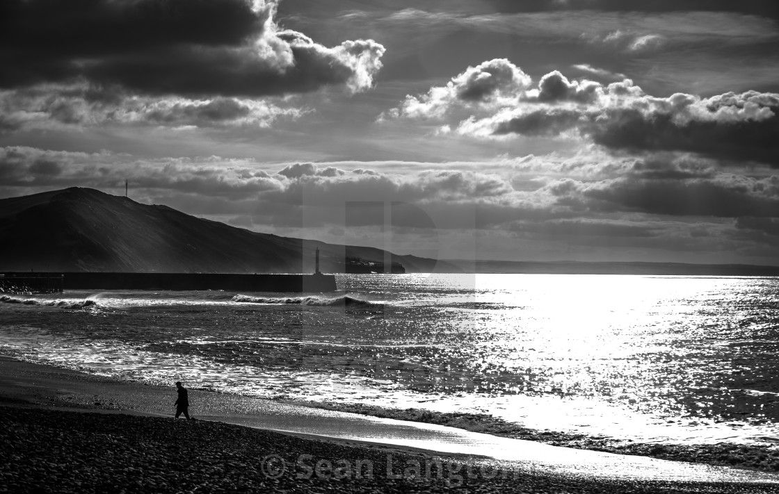 Beautiful in full sun or moody black and white, Picfair's collection of stunning beach shots can be seen here: picfair.com/tags/beach

This one of 'Aberystwyth South Beach' from photographer @langtonsean:
 picfair.com/pics/07139364-…
