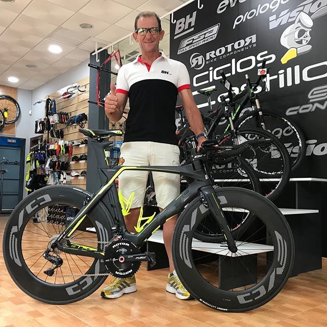 Ciclos_Castillo's tweet photo. Y nuestro Sargento se lleva esta Cabra espectacular que seguro le traerá grandes éxitos 🚴‍♂️
Disfrútala mucho, amigo 😉

#bh #bhroad #cicloscastillo https://t.co/bS6nLXit7C https://t.co/3xezHOefc9