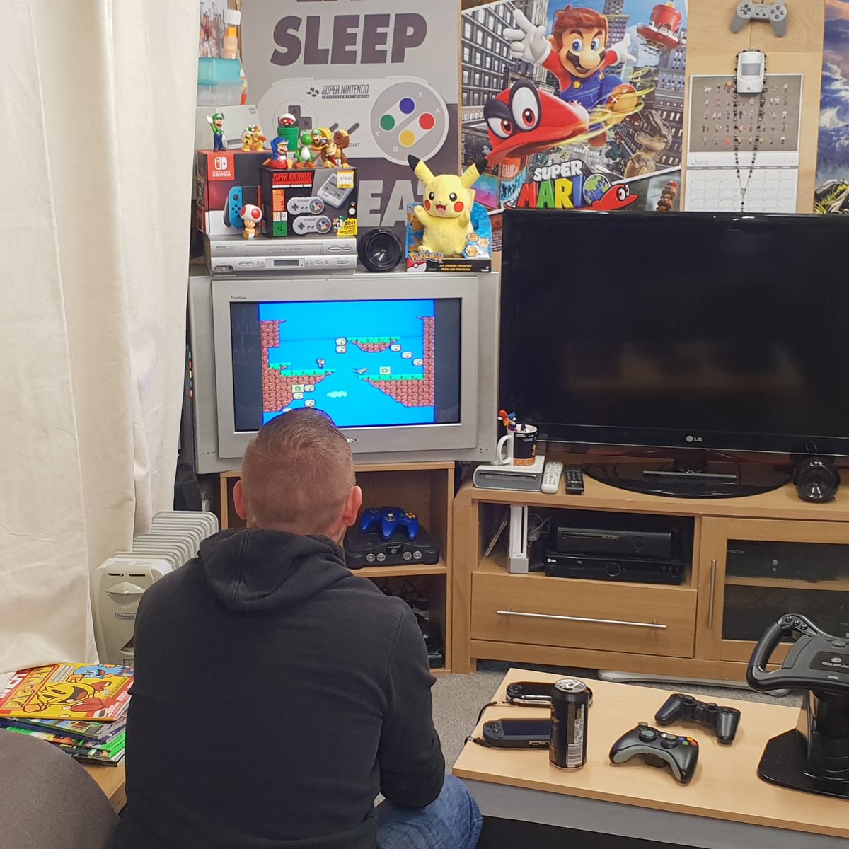 Rick_Duell's tweet photo. Playing some Alex kidd last weekend before heading out for some drinks #gamer #retrogamer #gamerlife #game #videogame #gaming #retrogames #retrogaming #retrohead #retrogeek #retronerd #gamerlad #gamerguy #gamesandgains #gamersthatlift #ninetieskid #nineties #bigkid #geek #nerd https://t.co/kFQ9sMd34I