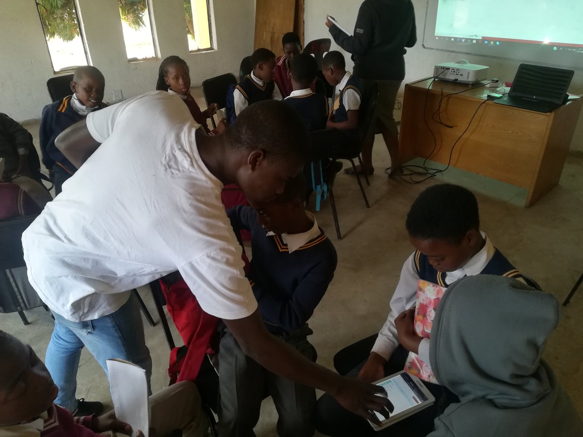 XkalavitoMdluli's tweet photo. #SMILE time @HazyviewDLC @oscar_madonsela @Floyd_1995 @GwfOnline #AfternoonProgram #CreativeAndInnovation https://t.co/mGEElpbywe
