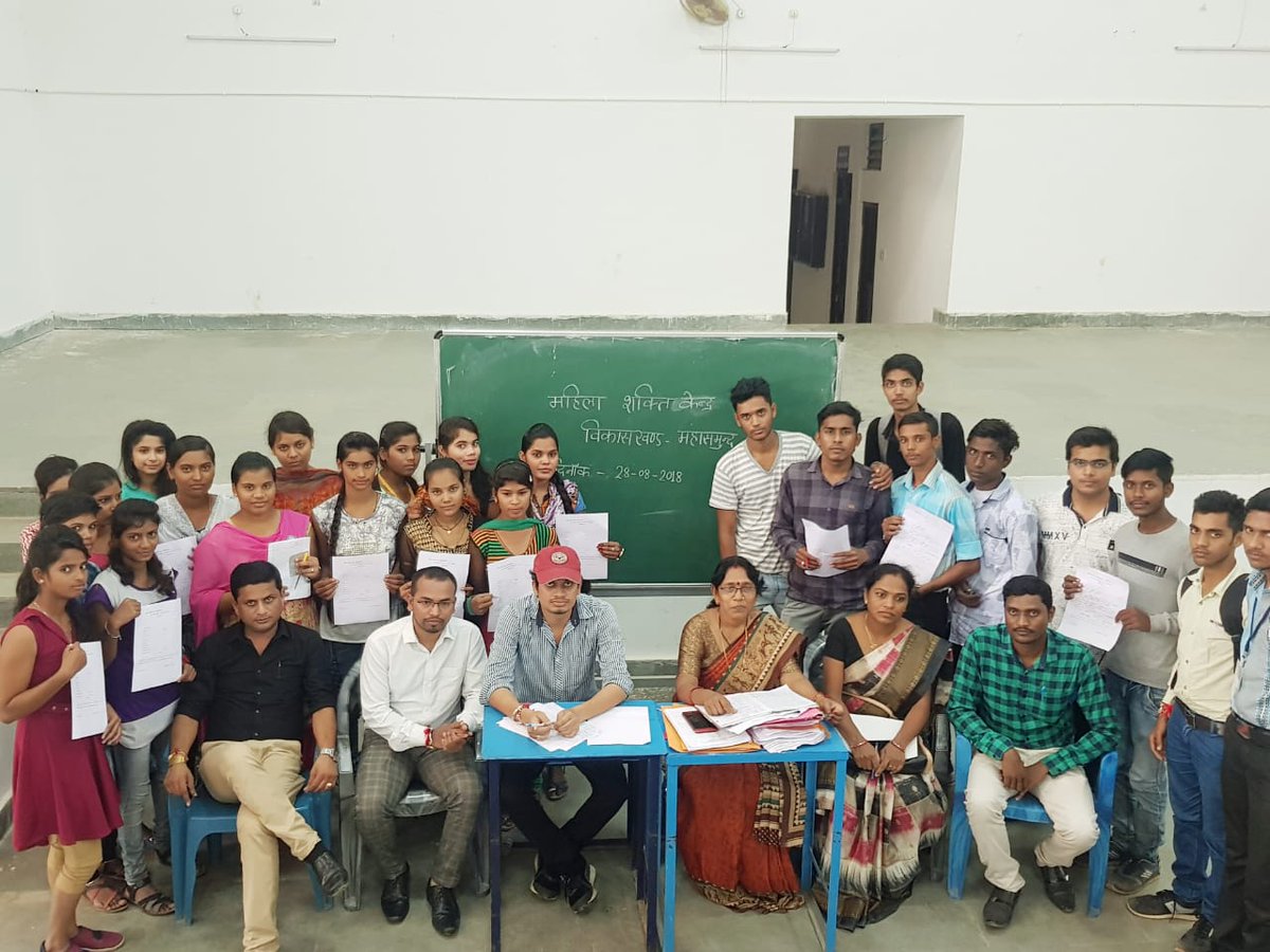 WMahasamund's tweet photo. #POSHANAbhiyaan अंतर्गत शक्ति केंद्र की स्थापना के लिए कॉलेज में बच्चो से फॉर्म भरवाया गया। #mahsamund @WMahasamund @MinistryWCD @WCDCgGov https://t.co/2N7eBP8MFY