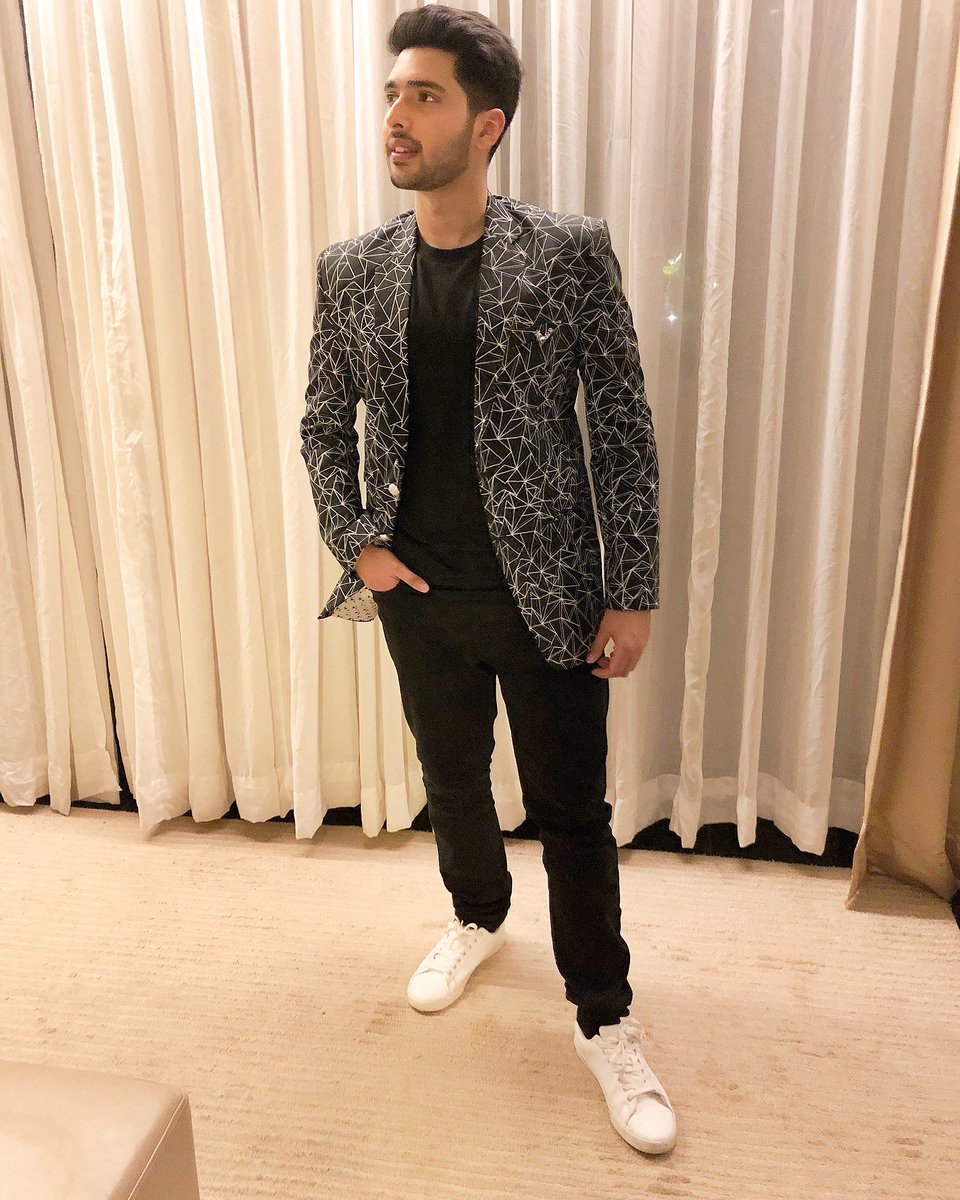 ArmaanMalik22's tweet photo. It’s showtime tonight! #ArmaanMalikLive 🎤🎶 https://t.co/MOsaiVaU3d